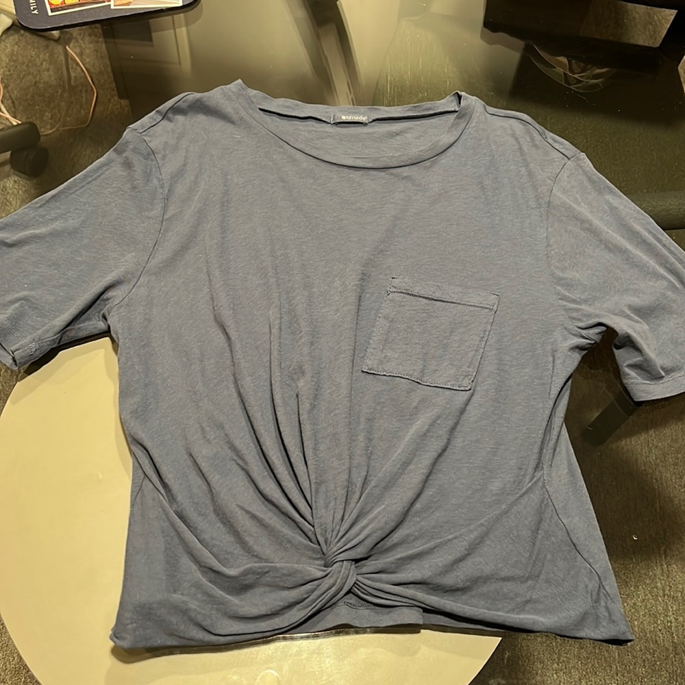 Blue T-shirt with knot at the waste